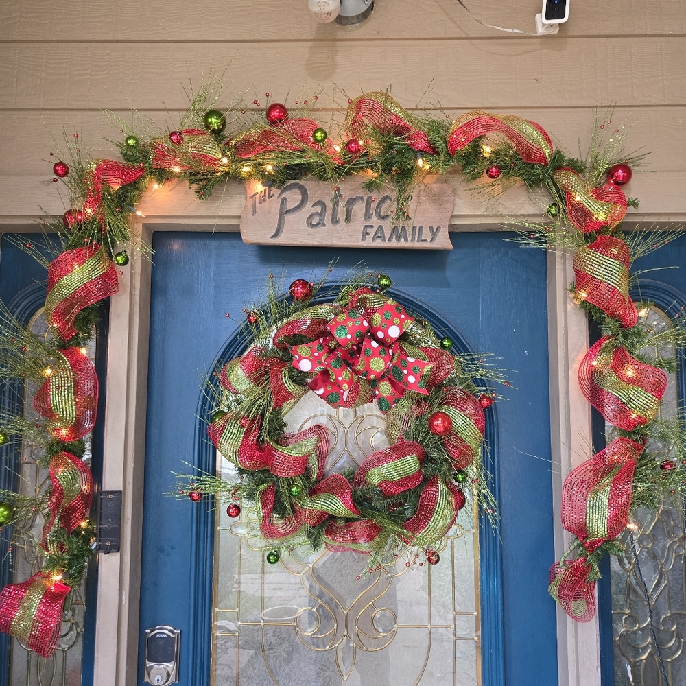 Lit Christmas Wreath & Garland